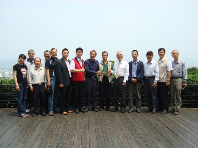 102.04.23 國立聯合大學許銘熙校長(右5)偕同校內主管同仁和校友會多位校友歡迎賴桑(右6)到聯大，一同合影圖片