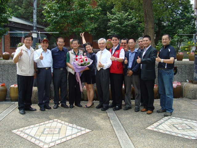 102.04.23 國立聯合大學許銘熙校長(中著白襯衫)偕同李增欽副校長(左2)與校內主管同仁歡迎賴桑(左4)蒞臨聯大，一同合影圖片