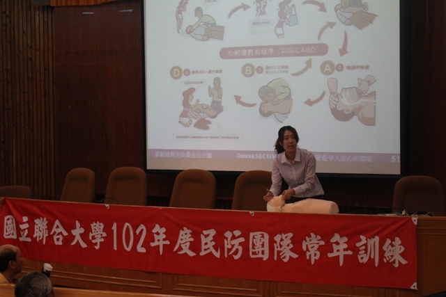 102.04.16 立偉電子公眾AED開發課洪怡晴課長蒞臨聯合大學進行自動體外電擊器（AED）之示範教學圖片