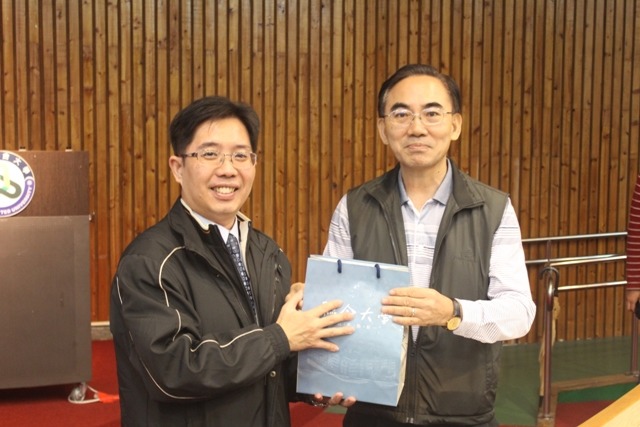 101.12.06 國立聯合大學羅坤龍總務長（右）致贈紀念品與101年度消防自衛防護編組演練講師蘇慶昌先生（左）圖片